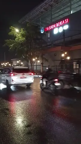 Malam Mingguan Dulu Ketua Baby Panda Ke Pusat Kota Bekasi. Walaupun Hujan Mengundang... #stasiunbekasi #alunalunbekasi #bekasi #bekasihits 