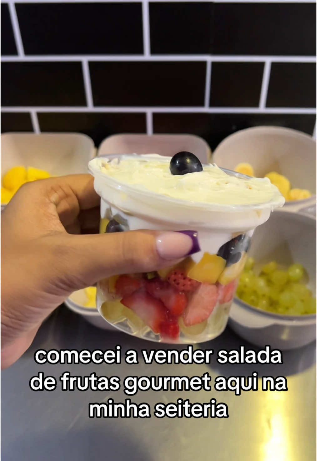 Comecei a vender salada de frutas gourmet na minha acaiteria 🥰 #açai #açaiteria #saladadefrutas #cremedeninho #delivery #fyp #receita #receitinha 
