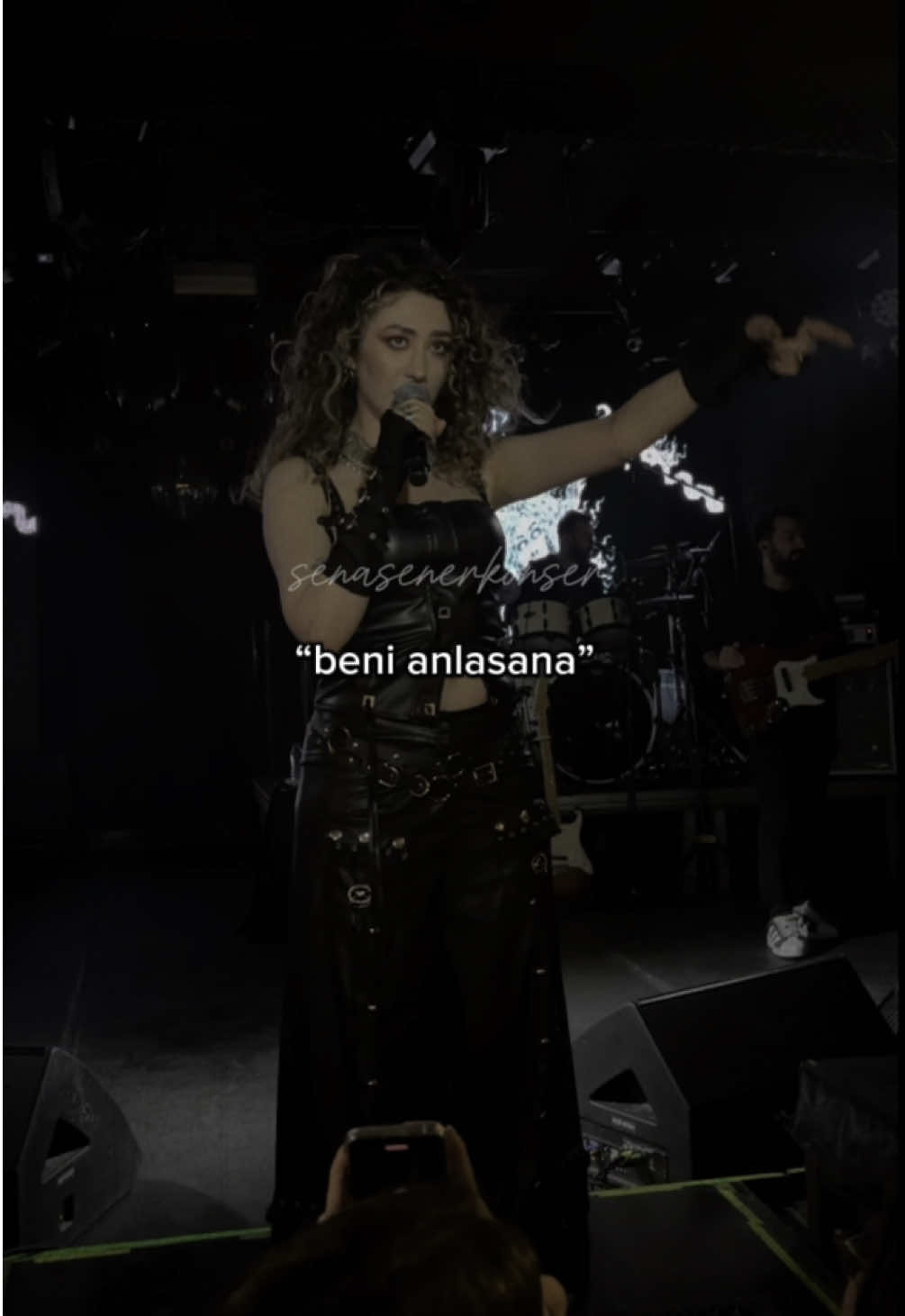 @Sena Şener 🦇🖤 #senaşener #herangidebilirim #senaşenerkonser #konser #canlıperformans #kesfet #fypp #dorockxl 