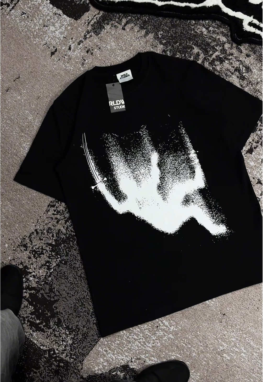 Rekomendasi kaos hitam buat outfit lebaran kalian kali ini ada dari PANIC. Untuk cuttinganya dia REGULER FIT ya. Aman stock nya dari sekarang sebelum kehabisan 🤏🏻🤍🔥🥵❤️‍🔥💫 #WRLDstudios #ramadanekstraseru #outfitinspo #starboy #skena #bajucowok #outfitideas #outfits #bajudistro #kaosdistro 