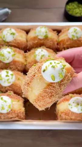 دونات الكنافة والقشطة 🌙🤍😋 سر عجينة الدونات الناجحة هو العجن الصحيح! عشان كذا استخدمت عجانة كينوود شيف بيكر اكس ال، الي قوتها 1800واط وفيها ميزان مدمج، وتجي بوعائين 7 لتر و 5 لتر والمضرب من ستانلس ستيل قوية جدًا وجودتها عالية وتتحمل لعجن المعجنات الاحترافية🤩  وأخيرًا فيها ملحقات لوظائف متعددة في المطبخ👩🏻‍🍳 للعجينة: 250 جرام دقيق أبيض قوي T45 او متعدد الاستخدامات  25 جرام سكر أبيض ناعم 4 جرام ملح بحري  7 جرام خميرة فورية 2 بيض بارد 75 جرام ماء بارد بشر ليمون أخضر  50 جرام زبدة باردة  •••للتحضير: باستخدام الميزان المدمج في العجانة نوزن ونضع كل المكونات مع بعض نعجن على سرعة 1 حتى يختفي الدقيق ثم نوقف ونغطي العجينة نتركها 20 دقيقة، وبعدها نعيد العجن على سرعة 4 لمدة عشر دقايق حتى تتماسك العجينة ويتطور الجلوتين فيها وتصير لامعة.  ندخلها في الثلاجة اقل شي 4 ساعات او ليلة كاملة، مهم نشكّلها وهي باردة❄️ نوزن الحبة 35 جرام ونكورها ونضعها ع ورق زبدة مقصص مع رشة دقيق.  تتخمّر لمدة ساعة فقط ونقليها في زيت دوار الشمس على درجة حرارة 180 مئوية، كل جهة دقيقة واحدة.  للكنافة: 250 جرام كنافة  •••للتحضير: نخلط الكنافة باستخدام ملحق محضرة الطعام ونحمّصها على حرارة متوسطة حتى يصل للون الذهبي. •••ندهن الدونات بالشيرة ونقلبها في الكنافة المحمّصة. للقشطة: 250 جرام حليب 100 جرام سكر  45 جرام نشا 250 جرام قشطة قيمر  5 جرام ماء زهر •••للتحضير: في قدر نخلط المكونات جيدا وهي باردة وعلى النار نبدا بالتحريك حتى تثقل، ننقلها لوعاء وفي الثلاجة حتى تبرد تمامًا❄️ ونعيد خفقها باستخدام المخفق ونحشي الدونات. •••وأخيرًا باستخدام ملحق الخلاط طحنت فستق حلبي، نرش الدونات بالفستق المطحون. وبالعافية🤍  #رمضان   AD