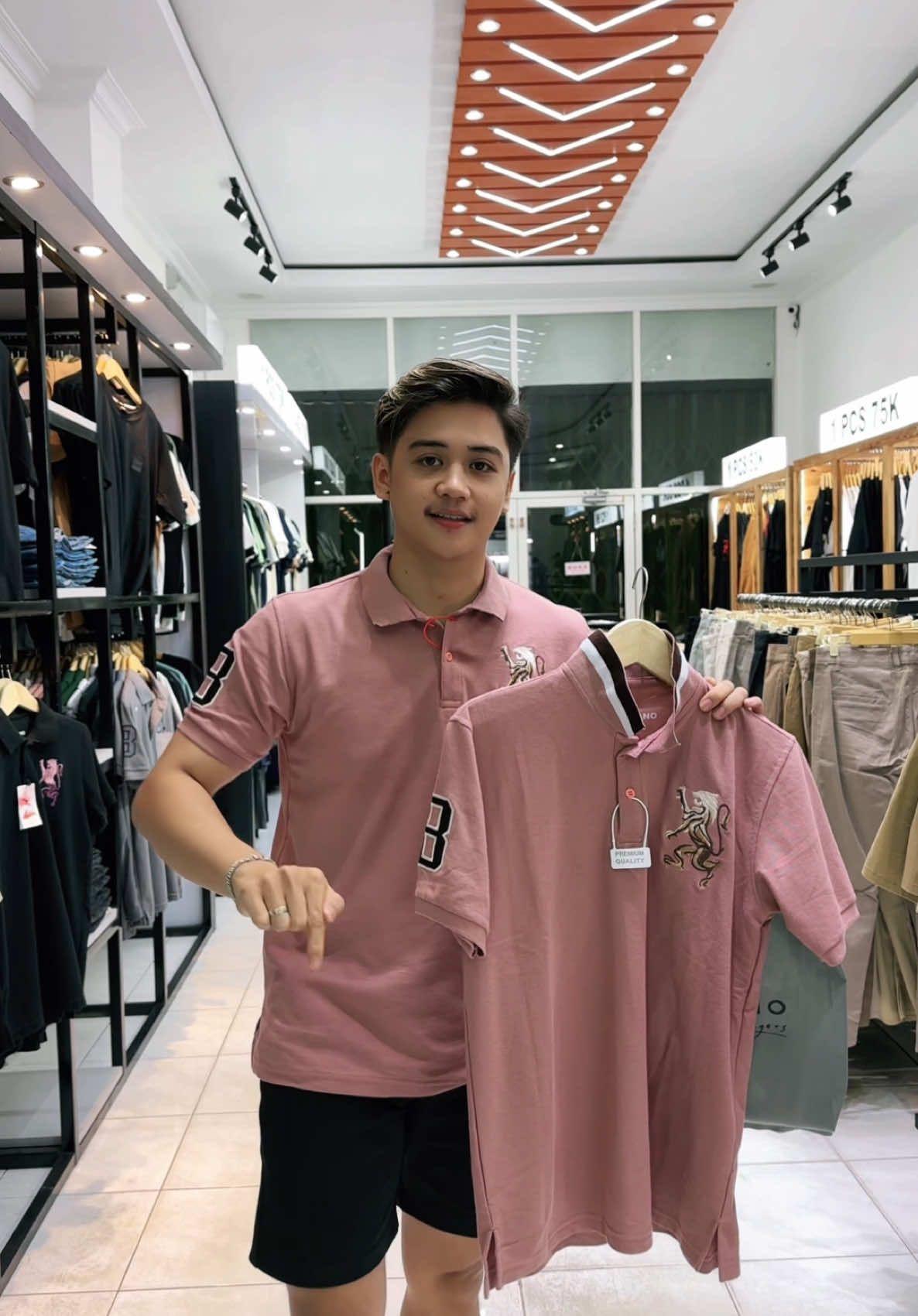 Kaos polo gio warna rajut brown cakep🤩, kerah udah rajut jahitan😱,Gratis jam tangan & tottebag selagi masih tersedia dijudul😱,cek keranjang kuning,klik dipojok kiri dibawah👆🏻#kaospolo #keren 
