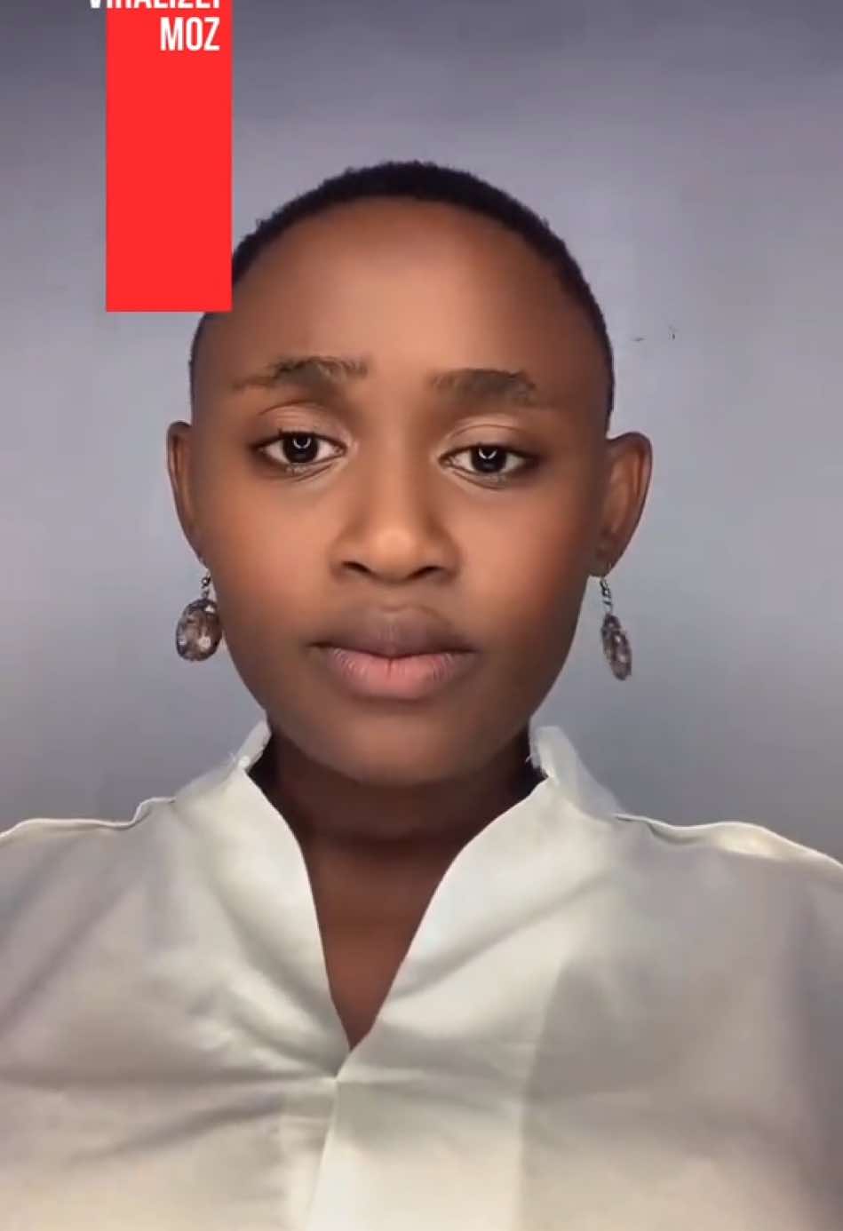 Uma mulher moçambicana, visivelmente abalada, grava um vídeo emocionante,  sobre a violência no país —especialmente contra mulheres. Com a voz embargada, ela declara: ‘Hoje não há o que celebrar. #ViralizeiMoz #ViolenciaContraAsMulheres #DiadaMulher 