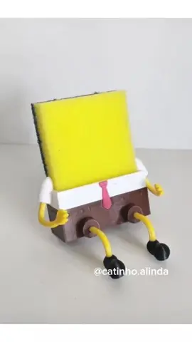 🚀🧽 A cozinha mais divertida da galáxia começa aqui! 🧽✨ Esse porta-esponja em formato do Bob Esponja, feito em impressora 3D, é simplesmente IM-PA-GÁ-VEL! 😂🔥 Além de organizar sua pia, ele deixa tudo mais alegre e cheio de personalidade! Quem resiste a esse clássico do fundo do mar? 🌊💛📢 Garanta já o seu e deixe a louça mais divertida! 🛍️💥 📌 Link nos Storys do App vizinho e salvo nos destaques  💜 Link do perfil na Bio  Aproveitem!  #cozinha #fofo #casa #achadinhos #compraonline #shopee #bobesponja #esponja #louça 
