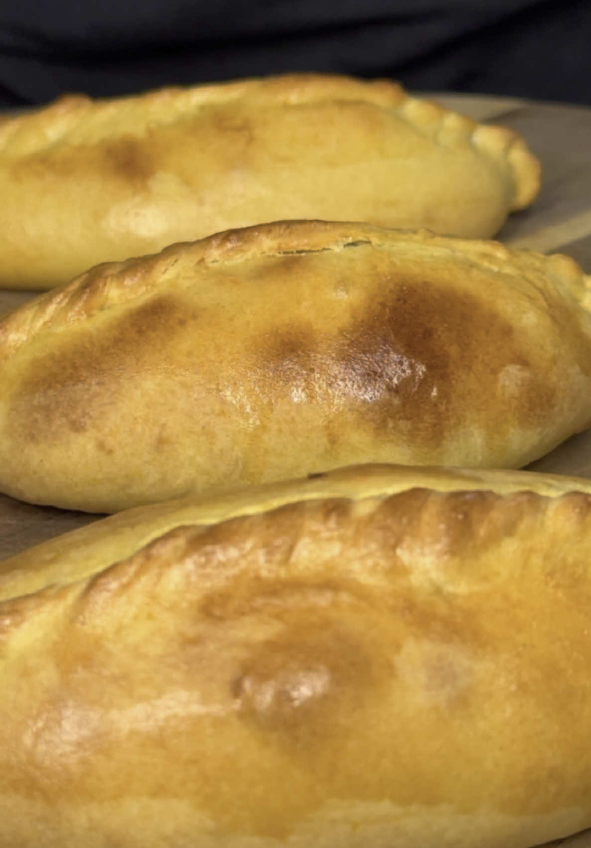 Fléchette & Fourchette : Épisode 76 Bolivie 🇧🇴- Salteña   🌮🫔🍗 - Poulet  - Ail   - Cumin  - Oignon - Sel / Poivre  - Raisin  - Piment  - Farine   - Eau  - Beurre  - Achiote ou Roucou  - Agar agar  - Petit pois  - Pomme de terre  - Laurier  - Sucre  - Œuf  - Olive #recetterapide #recette #dricecook #recettefacile #recettesimple #recettedumonde #food #Foodie #flechettefourchette #Recipe #EasyRecipe #ComfortFood #bolivia #bolivie #bolivian #bolivianfood #boliviana🇧🇴 #salteña #poulet #oignon #ail #empanadasbolivianas #eau #farine 