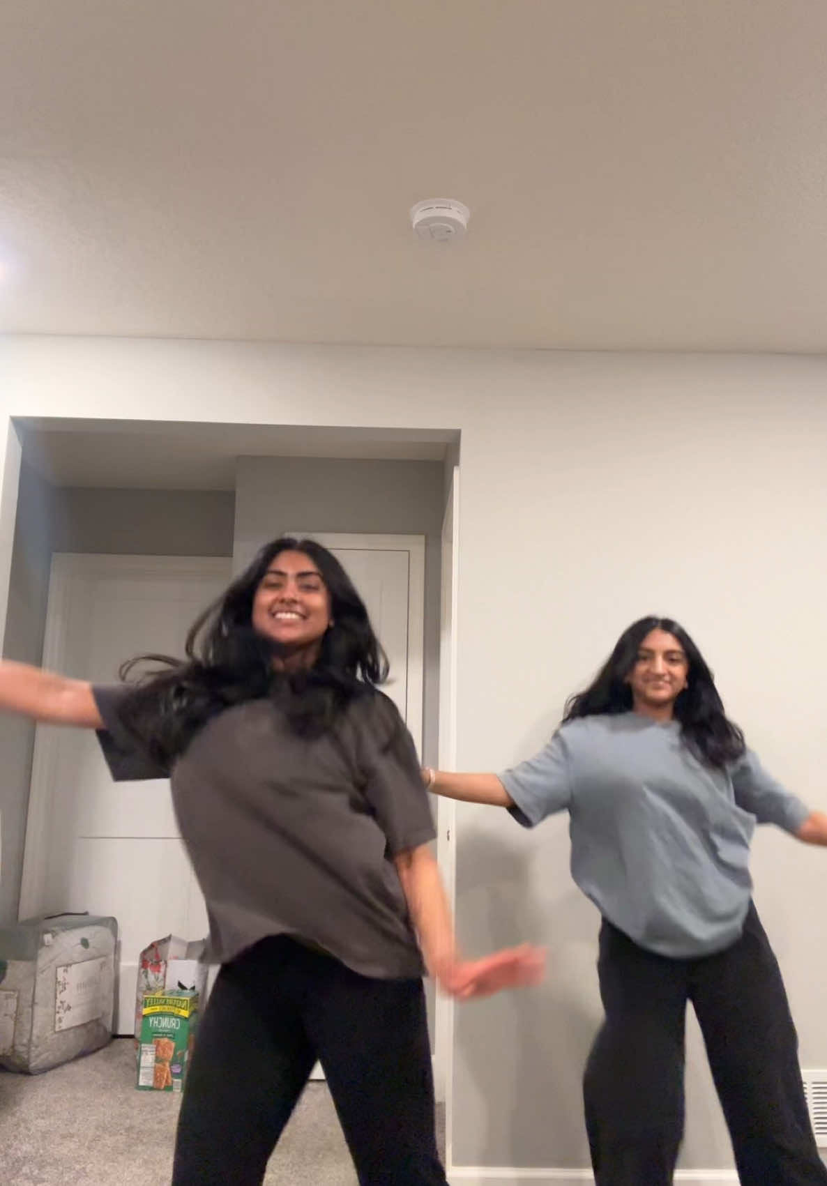 channeling our inner srk 🕺🏽 #luttputtgaya #srk #bollywood #dance #fyp #brown @Meena Karuppiah 