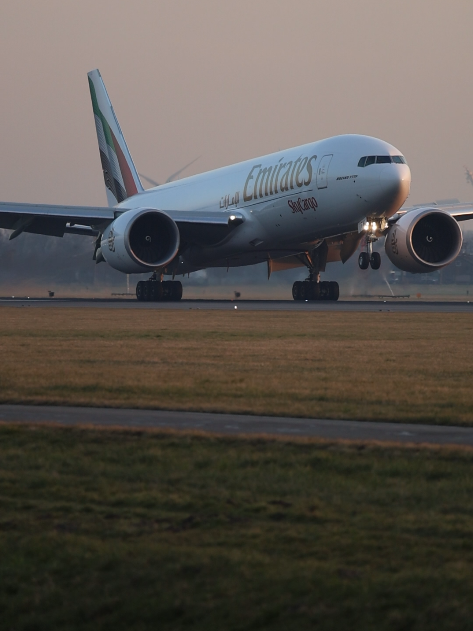 Emirates B777 landing at Schiphol Airport #emirates #b777 #amsterdam #schiphol #aviation #planespotting 