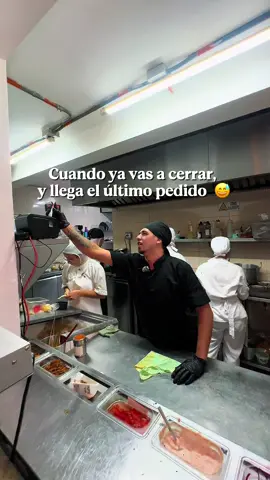 ¿ Por qué siempre llegan comandas gigantes a las 10 pm ? 🥲 pero todos son bienvenidooooos 🙌🏻🫢✨ - #restaurantes #cocina #chefs #cocineros #chef #restaurante #humor #clientes #humortiktok #colombia #restaurantesmedellin #CapCut 