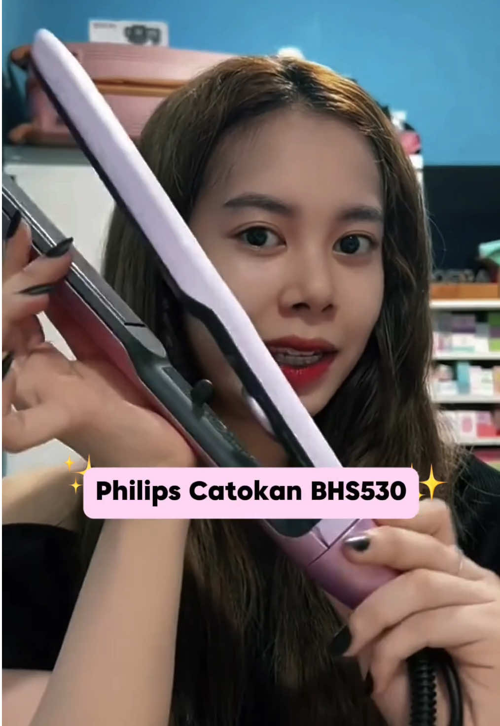 Siapa bilang catokan cuma buat rambut lurus? Sini aku tunjukin kalo kamu juga bisa curling hair pakai catokan 😉✨ Philips Catokan BHS530, kamu bisa bikin rambut curly dengan mudah! 💁‍♀️💖 ✔ Sekali tarik, hasil curly langsung jadi ✔ Teknologi ThermoShield: Perlindungan panas terbaik untuk rambutmu ✔ Pelat keramik halus dengan minyak argan: Bikin rambut tetap lembut & berkilau Gaya rambut effortless setiap hari? Bisa banget! Yuk, cobain sekarang, cek produknya di keranjang kuning sekarang! 💕🔥 #StyleWithCare #CatokanBHS530 #CatokanPhilips #RekomendasiCatokan #TipsBeauty 