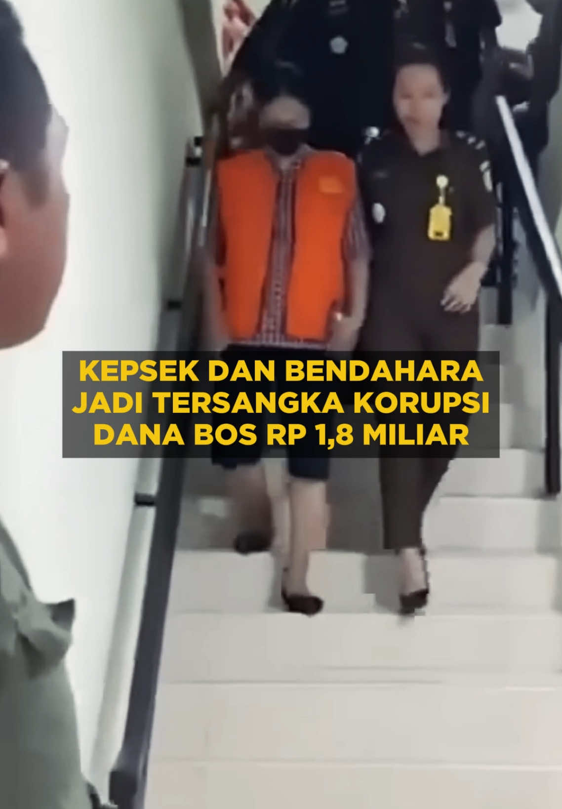 Bu kepsek 😥   Kejaksaan menahan tiga orang tersangka di kasus dugaan korupsi dana BOS SMP Negeri 9 Ambon. Ketiganya menyalahgunakan dana BOS dari tahun 2020-2023.   Ketiga tersangka antara lain kepala sekolah, bendahara, dan mantan bendahara sekolah. Dana BOS hanya dikelola oleh tiga orang tersebut tanpa melibatkan pihak lain.   Modus yang dilakukan seperti belanja fiktif, pembayaran honor guru yang tidak sesuai, sampai tidak adanya laporan pertanggungjawaban yang sah. Kerugian negara di kasus ini mencapai Rp 1,8 miliar.   #kejaksaan #ambon #beritaterkini #beritaviral #korupsi