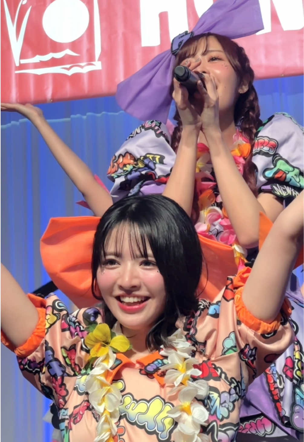フルーツバスケットの木の幹になっているふたり🌳🧡💜 🎤ホノルル・レインボー駅伝前夜祭スペシャルステージ 📍HAWAII CONVENTION CENTER in HAWAII🇺🇸 🧡鎮西寿々歌 @おすず  💜仲川瑠夏 @るなぴ  #ふるっぱーとハワイ #FRUITSZIPPER #ふるっぱー  #フルーツジッパー