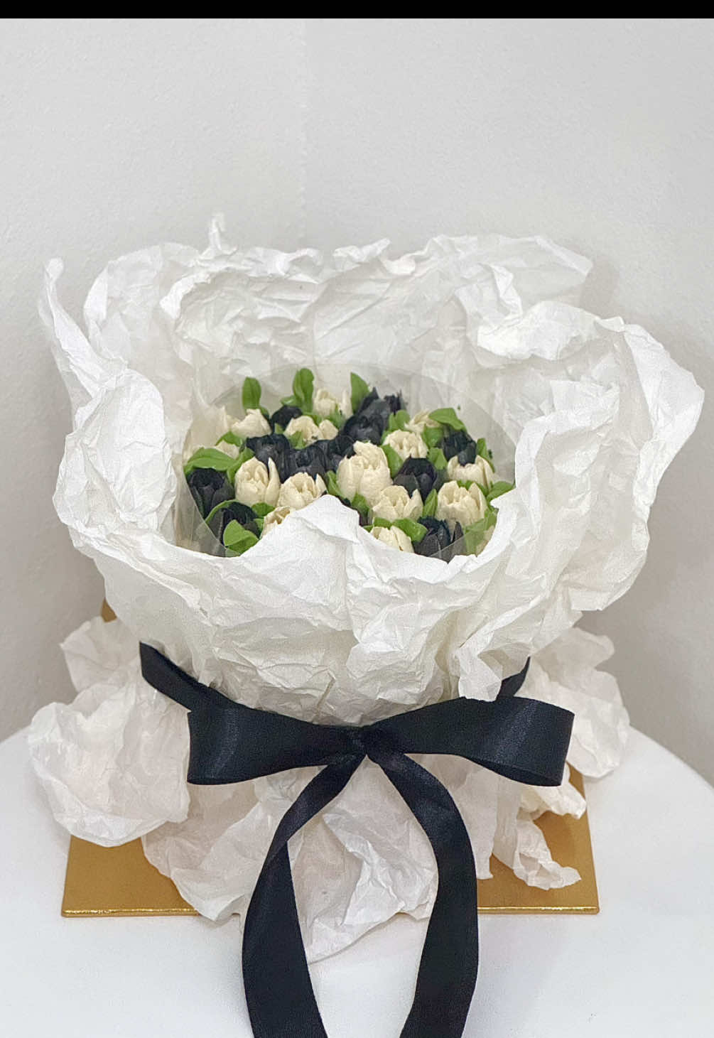 BaeHi ! Black & White Tulips bouquet 🖤🤍. The vibe is giving for Lana del rey song. The moment customer min mintak B&W tulips min macam .. interesting. Here the result🫶🏻🌷 #baecakebakery #bouquet #bouquetcake #tulipscake 