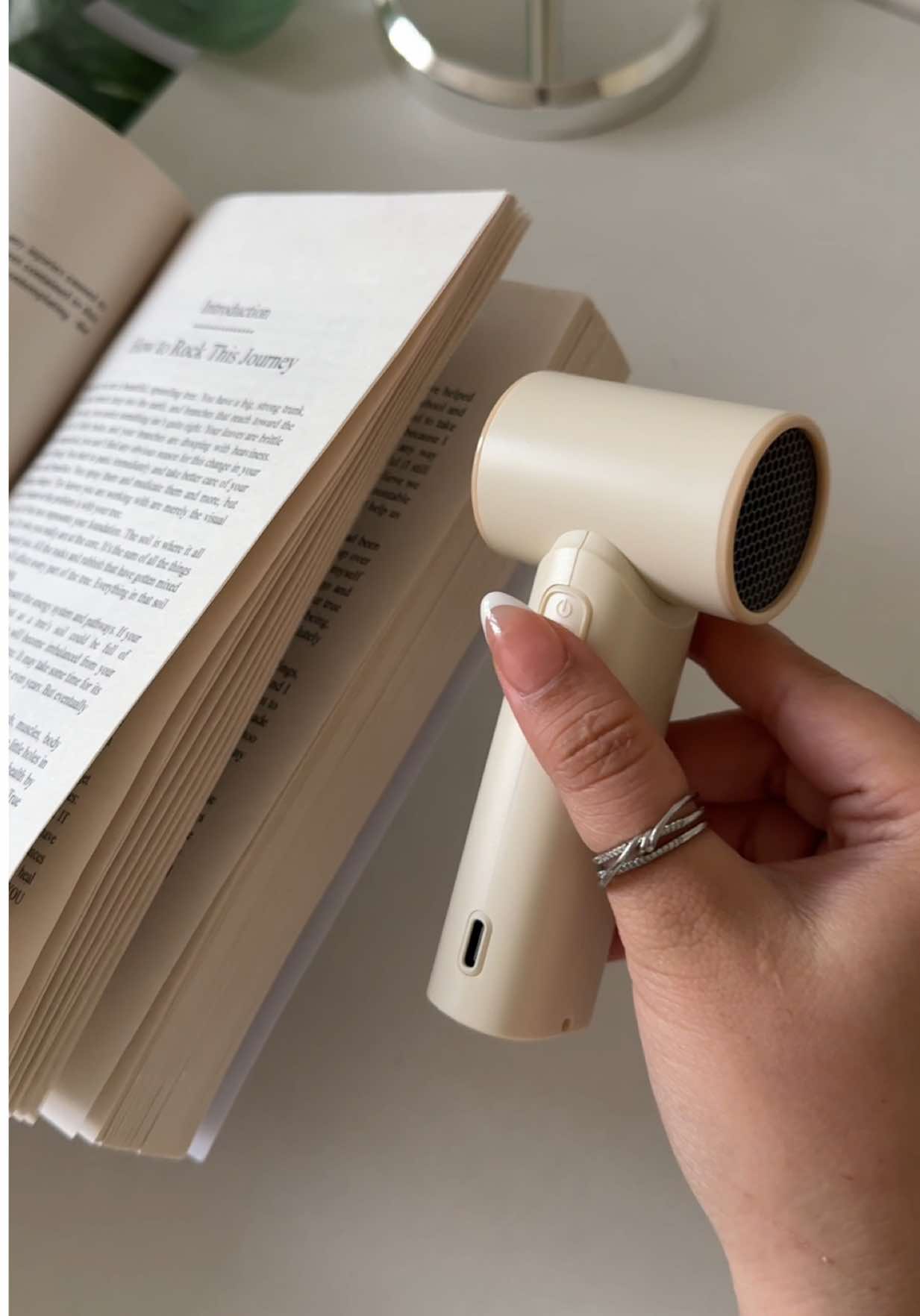 Stay cool and comfortable wherever life takes you with ORASHARE portable fans. It's perfect 👌🏻 for keeping you refreshed during hot days on the go. #orashare #portablefan 