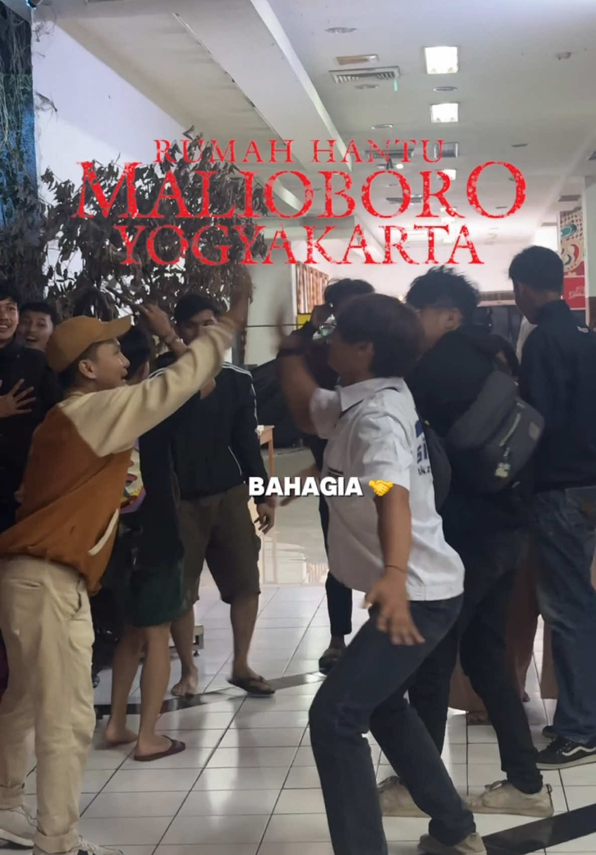 Ga percaya?cobain aja sendiri 👻 RUMAH HANTU MALIOBORO BUKA SETIAP HARI 15.00 - 22.00 WIB Lokasi Sebelah Batik Keris Malioboro Harga tiket / orang Rumah hantu 35K Mobil Hantu 25K #rumahhantumalioboro #rumahhantuindonesia #destinasiwisatajogja #wonderfulljogja #malioboro