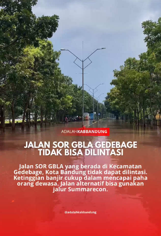 Jalan SOR GBLA yang berada di Kecamatan Gedebage, Kota Bandung tidak dapat dilintasi. Ketinggian banjir cukup dalam mencapai paha orang dewasa. Jalan alternatif bisa gunakan jalur Summarecon. #banjir #dishubkotabandung #gbla #gedebage #viral #fypage 