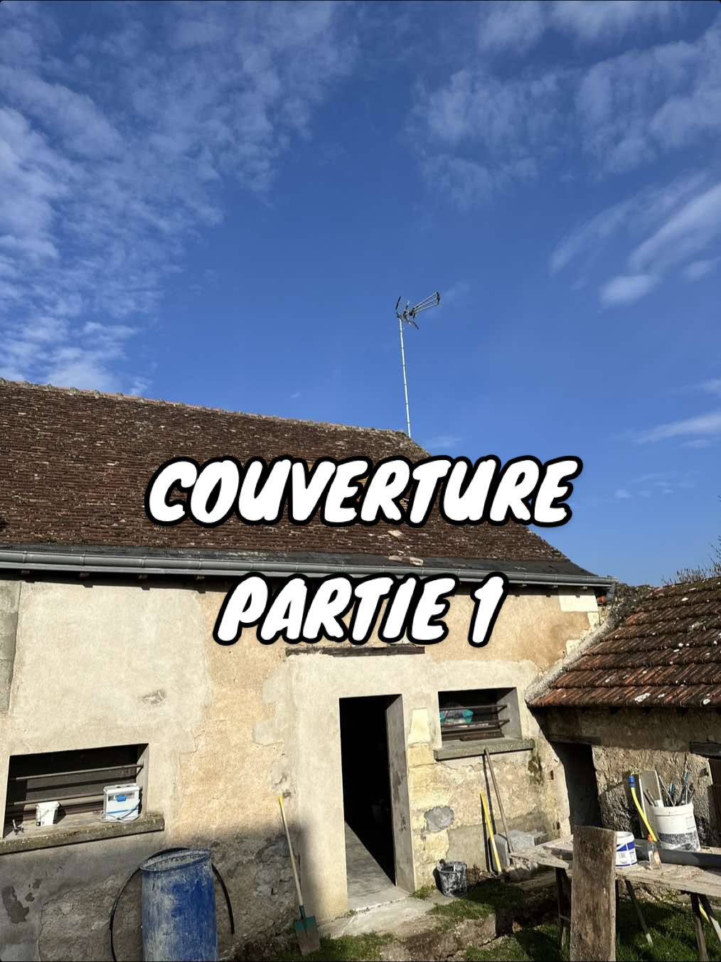 Mama la lumière que ça apporte dans la pièce 😍 incroyable #maison #renovation #velux #couverture #travauxrenovation #travaux #longere 