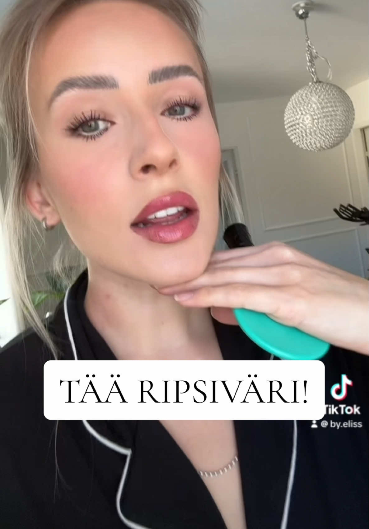Ehdottomasti vähintään top 3 joukkoon tää ripiväri 😍  #makeuphacks #meikkivinkit #bestmascara #meikkitiktok #makeupismytherapy @essence cosmetics 