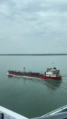 Bunker Service Vessel overtake by stbd side✨📸 #fyp #foryou #ship #shipspotting #spotter ##pelautindonesia #seamanlife #bunkervessel #tanker 