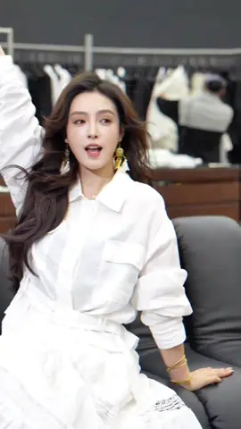 “A nói A có em rồi, mà sao lại thương người ta… Hay là do outfit Elina hôm nay quá cuốn, khiến ai cũng xiêu lòng?” — ELINA FASHION — ✨