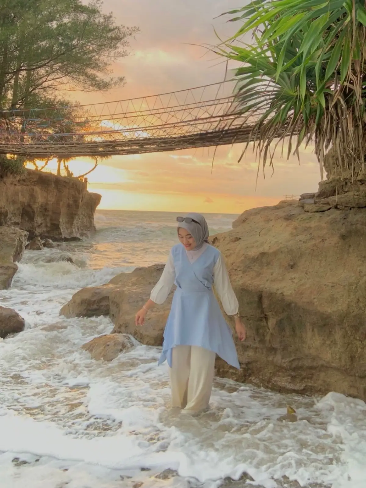 jadilah lebih tenang dalam menikmati hidup, dengan proses tanpa harus protes, tidak takut dibenci, tidak mengemis untuk disukai, dan menjadi diri sendiri tanpa harus basa-basi✨ #sunset #pantaisungaisucibengkulu #bengkulupride #bengkulutiktok 