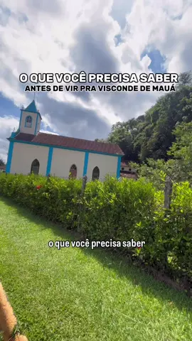 Visconde de Mauá: um destino incrível para quem ama natureza! 🌿✨ 📍 Localização: Visconde de Mauá fica na Serra da Mantiqueira, na divisa entre Rio de Janeiro e Minas Gerais. A distância do Rio de Janeiro até lá é de aproximadamente 200 km, e o acesso principal é pela Rodovia Presidente Dutra, entrando na RJ-163. 🌟 O que você vai encontrar em Mauá? A região é formada por três vilas principais: ✔️ Visconde de Mauá – A vila mais tranquila, com clima aconchegante e paisagens incríveis. ✔️ Maringá – O centrinho mais movimentado, com lojinhas, restaurantes charmosos e a famosa ponte que divide os estados do Rio e Minas. ✔️ Maromba – A vila mais rústica e ponto de partida para várias trilhas e cachoeiras. 💦 Principais cachoeiras para conhecer: ✅ Cachoeira do Escorrega – Um tobogã natural perfeito para os aventureiros! ✅ Poço dos 7 Metros – Águas cristalinas e ótimo para banho. ✅ Cachoeira de Santa Clara – Uma das mais bonitas da região, localizada na divisa entre os estados. 🌙 O que fazer à noite? O centrinho de Maringá é o mais movimentado, com restaurantes incríveis e uma experiência única: atravessando a ponte, você muda de estado, indo do Rio para Minas em poucos passos! 🏡 Dica de hospedagem: Ficamos na @acasadojunior , uma acomodação super aconchegante a apenas 5 minutos do centro de Visconde de Mauá. Recomendamos muito! 📌 Curiosidade: A região de Visconde de Mauá é conhecida pelo clima ameno e pela gastronomia, com pratos típicos como truta e fondues. Se esse destino já está na sua lista, salva esse post e marca quem vai viajar com você! ✈️💙 #cachoeira #viagem #viscondedemaua 