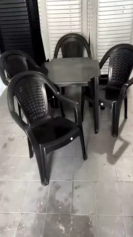 CONJUNTO COMPLETO MESA E POLTRONAS ALTA 💁 Para uso comercial ou doméstico o conjunto de Poltronas na cor preto proporciona conforto com resistência e durabilidade para uso interno ou externo. Conjunto completo contém: 01 Mesa  04 Poltronas Alta  ✅ Preço de Fábrica  ✅  Qualidade e Durabilidade  ✅ Certificado INMETRO  ✅ Carga admissível de 182 Kg KIT & CIA DISTRIBUIDORA DA FÁBRICA  COMÉRCIO DE MÓVEIS E UTENSÍLIOS PLÁSTICOS 🫵 A Maior Distribuidora de Móveis Plásticos da Bahia  📍 Rua Silvestre Mendes - Centro  (Próximo a sinaleira do Cemitério Central) 📌 Cruz das Almas-BA 🚚 Fazemos entrega para toda Região! ATENDIMENTO ATRAVÉS DO WHATSAPP 📲 (75)988213497 📲 (75)991894800