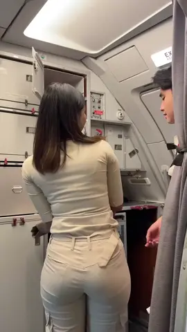 #pramugarisuperairjet #pramugaricantik #anousment #fypシ゚viral #superairjet #pramugarimilineal #pramugaripesawat #brandatiktok #pramugariindonesia #pramugari #saj 