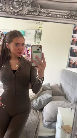 finally posting in this mirror😝 #fyp #foryoupage #viral #uk #blueeyes #brunette #gymshark 