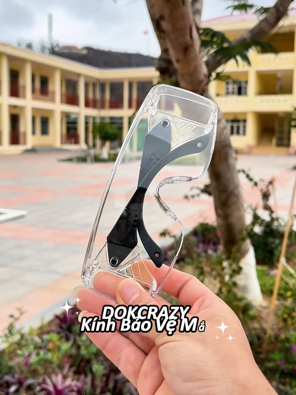 Chân ái cho những quãng đường nhiều bụi đã có kính Chống bụi Dokcrazy lộ #kinh #kinhmat #kinhdiduong #kinhdixe #phukienthoitrang #kinhchongbui #onhadicho 