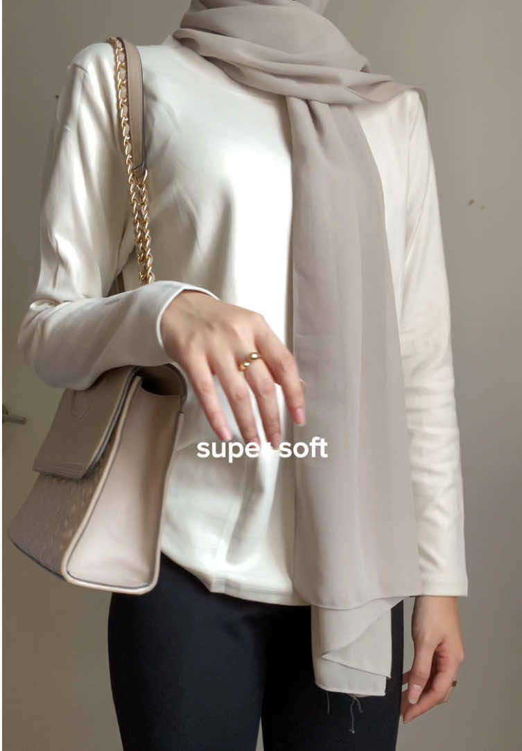 Perfect long sleeve top buat kamu yang berhijab! Material gak nerawang tapi gak bikin kamu kegerahan juga 🧚🏻‍♀️😆✨🛍️ #joybasic #fyp #premiumquality #ramadhanekstraseru #basics #JelajahRamadan #basictop #longsleeve 