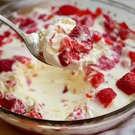 Creme Gelado de Morango  Ingredientes Para o creme: 1 lata de leite condensado (395 g) 1 caixa de creme de leite (200 g) 1 pote de iogurte natural (170 g) 1 envelope de gelatina incolor sem sabor (12 g) 5 colheres (sopa) de água (para hidratar a gelatina) Para os morangos: 2 xícaras (chá) de morangos picados 2 colheres (sopa) de açúcar Suco de ½ limão Modo de Preparo Preparando os morangos: Em uma tigela, misture os morangos picados, o açúcar e o suco de limão. Deixe descansar por 10 minutos para soltar um caldinho natural. Fazendo o creme: No liquidificador, bata o leite condensado, o creme de leite e o iogurte até ficar bem homogêneo. Hidrate a gelatina com a água e dissolva conforme as instruções da embalagem. Acrescente a gelatina dissolvida ao creme e bata mais um pouco. Montagem: Em uma travessa, despeje o creme e espalhe os morangos com a calda por cima. Leve à geladeira por 3 a 4 horas, até ficar bem firme. Finalização: Sirva gelado e aproveite essa sobremesa leve e deliciosa!