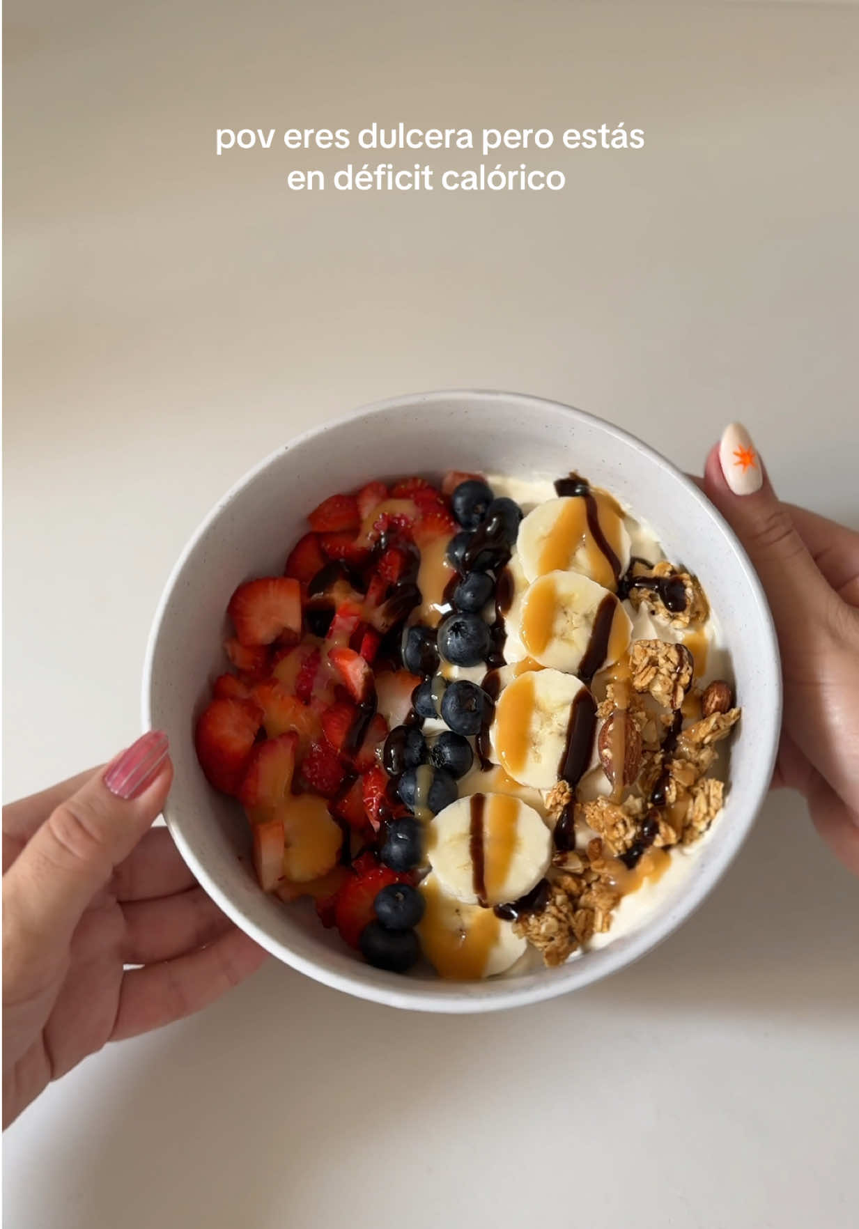 Mi versión de fluffy yogurt. Con esta versión de yogurt griego no vas a volver a extrañar el dulce. La manera más fácil de comer proteína mientras termino con el antojo de dulce🫶 #bowl #yogurt #yogurtgriego #bowldeyogurt #altoenproteina #snack #ideasdesnack #deficitcalorico #perdidadepesosaludable 