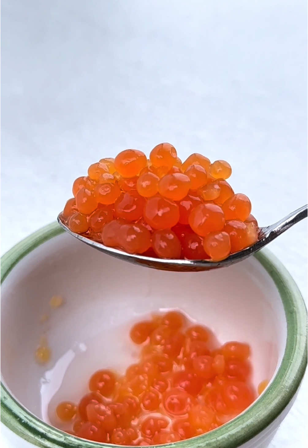 Caviale facile alle arance 🍊👩🏼‍🔬 Questa è una tecnica di cucina molecolare molto facile. Puoi aggiungere questo caviale alle arance su piatti di carne, pesce e vegetariani per dare un tocco di freschezza agrumata. Ricetta 👇🏻 • Ingredienti: 200 ml di succo di arance rosse  2,6 gr di agar agar  400 ml di olio di semi di girasole, raffreddato in freezer per almeno 5 ore  👉🏻 Prepara 200 ml di succo d'arancia e aggiungi 2.6 grammi di agar agar. Mescola bene e porta a bollore. Cuoci per 4 minuti. Metti il liquido in un biberon da cucina poi nell'olio freddo come nel video. Attendi 3 minuti fino al termine del processo di sferificazione. Lava il caviale in acqua ed enjoy 🎇 Li rifarai anche tu? #orange #chef #caviar #Recipe #foru #perte 