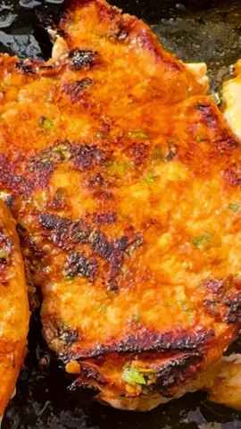 חזה עוף עסיסי ומתובל/אלישבע רוזנבלום אז מה צריך? קילו חזה עוף חתוך/פילה עוף/שניצל  לתיבול: כפית מלח כפית פפריקה מעושנת כפית פפריקה מתוקה חצי כפית כמון חצי כפית כורכום חופן עלי פטרוזיליה קצוצה דק כף סילאן כף רוטב סויה 3 כפות שמן זית 3 שיני שום כתושות כף מיץ לימון  פרוסות פלפל ירוק חריף לפי טעם אופן ההכנה: נתבל את החזה עוף היטב בכל מרכיבי התיבול. נחמם מחבת עם מעט שמן,אפשר מחבת פסים או גריל ונטגן כ-3 דקות מכל צד עד שהעוף עשוי ועסיסי.  זהו בי