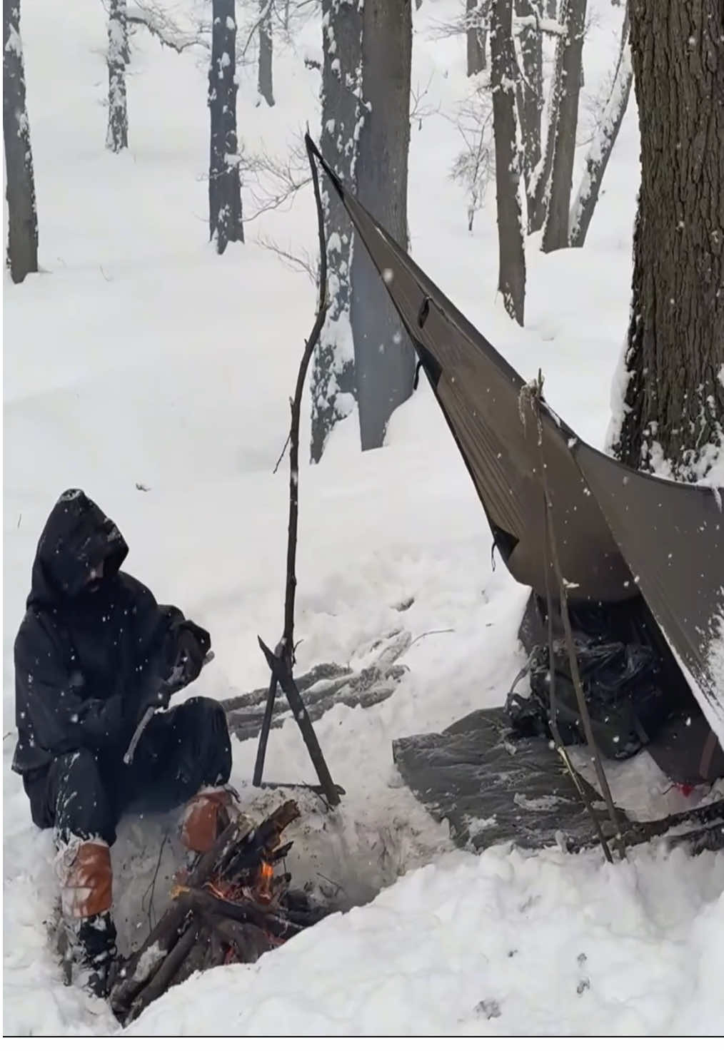 Sobrevivendo à tempestade com seu melhor amigo! ❄️🔥🐕 Em meio à neve densa e alta cobrindo toda a paisagem, este homem monta sua tenda improvisada com galhos e uma lona, criando um abrigo simples, mas resistente contra o frio intenso. Ao lado de seu fiel cachorro, ele acende uma fogueira para aquecer a noite congelante. Porém, quando a tempestade chega com força, os dois permanecem juntos, abraçados dentro do abrigo, compartilhando calor e proteção para enfrentar a fúria do inverno. Uma verdadeira lição de lealdade, coragem e conexão com a natureza! 🌨️🏕️❤️ #snowcamping #winteradventure #dogcamping #campingwithdog #solocamping #survivalcamping #bushcraft #extremeweather #campinginthesnow #outdooradventure #wildernesscamping #cozycamping #firecraft #offgridlife #exploremore #natureescape #campinglife #woodstovetent #snowstorm