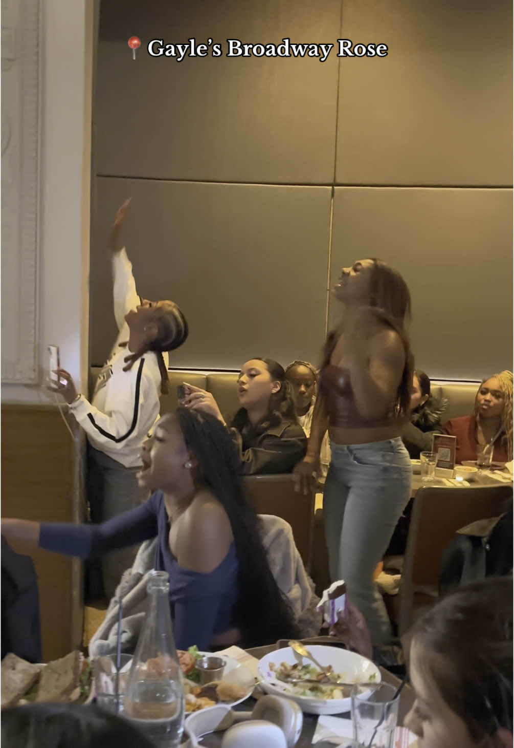 The joy radiating from this video ❤️😭 sung by MELANIE ERVIN🤩 #dreamgirls #iamtellingyou #singingservers #theatrekid #singingwaiters #melanieervin #jenniferhudson #broadway #musical #broadwaymusical #nyc #nycrestaurants #theatrekids 