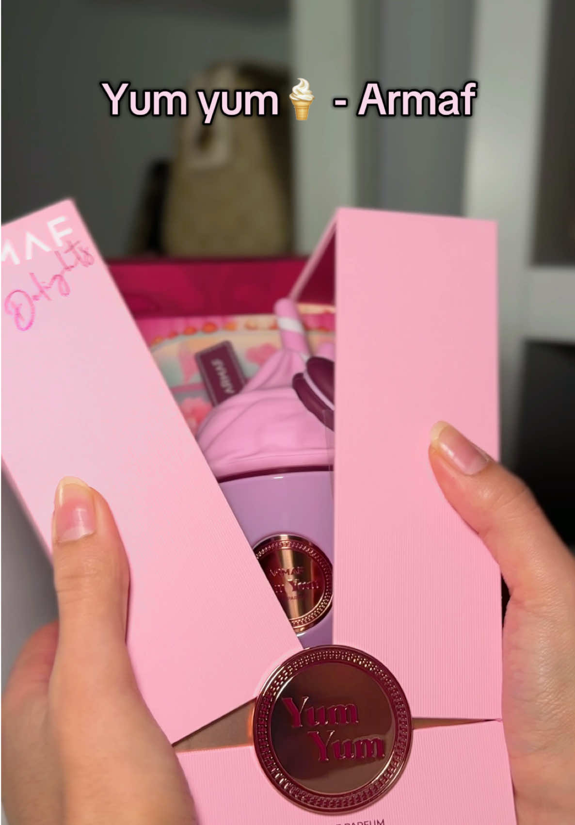 Yum yum by Armaf✨  Combina la frescura de cítricos y frutas rojas con la calidez de la vainilla y el almizcle, creando una experiencia olfativa vibrante y sofisticada. ♥️ 📲Pedidos en mayararabia.es o por WhatsApp al +34 616780745.