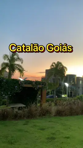 Catalão Goiás ,Praça Maravilhosa ,Por Do Sol E Anoitecer Se Misturam ,Com Uma Beleza Inconfundível #catalao #goias #praca #pordosol #anoitecer #cidade  @flaviane.quintiliano 