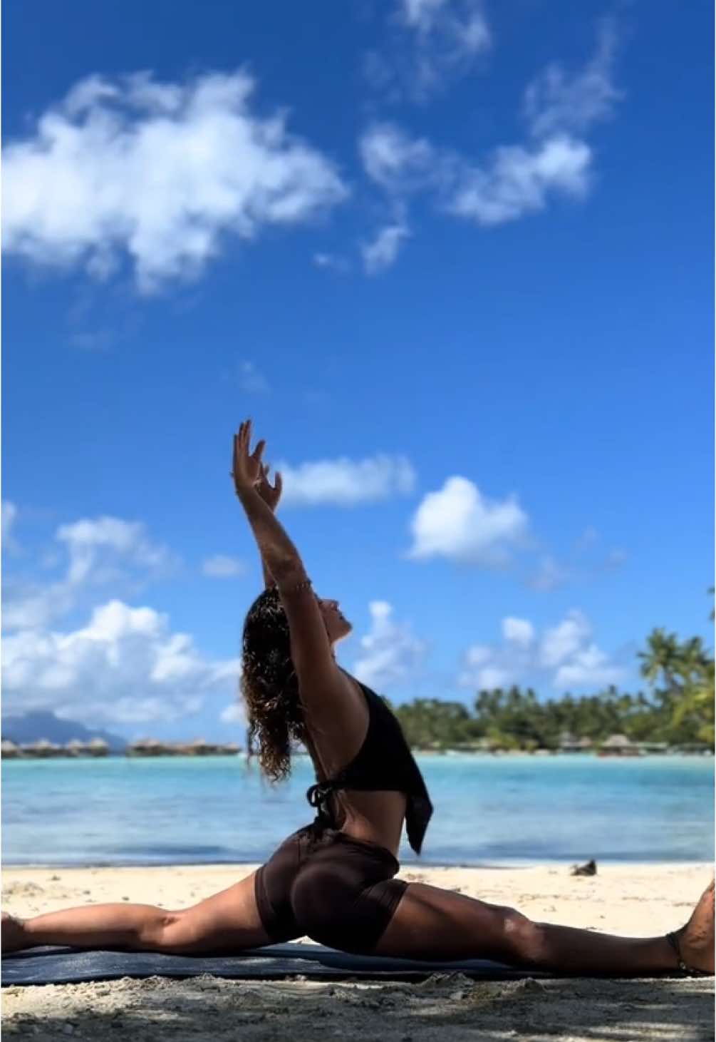 Petite séance de yoga au paradis 🏝️🌺🧘🏽‍♀️ #tahaa #yogaflow #lagoon #beauty #islandgirl #exotic #dream #beachvibes #beautifuldestinations #mostbeautifulbeachdestination #travel #tahiti #internationalwomensday #creatorsearchinsights 