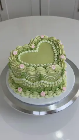 Matcha cake with fresh strawberries & whipped mascarpone cream 🍵🍓🍰 #cakedecorating #cake #matcha #matchacake #heartcake #vintagecake 