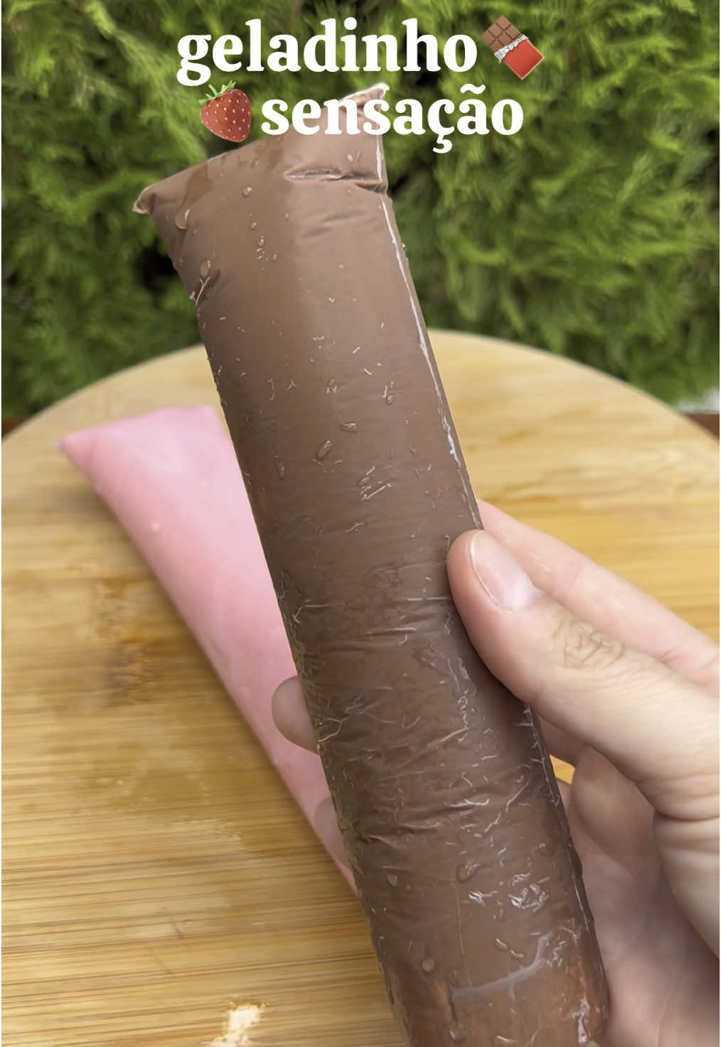 Geladinho Sensação com casquinha de chocolate 🍫🍓 Muito fácil e delicioso! Usei aqui o saquinho para geladinho tamanho 6cm x 24cm! Ingredientes  1 lata de leite condensado integral 2 caixinhas de creme de leite 17% gordura 200ml de leite integral  3 colheres (sopa) pó de suco de morango (tang, mid, kisuco, a marca que preferir) 300g de chocolate ao leite derretido (usei o fracionado) Modo de fazer no vídeo! Se tiver um funil para colocar o recheio no saquinho facilitará bastante sua vida 😄 Já salva a receita para quando for fazer ❤️