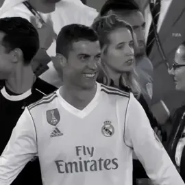 شايف بشر ما يگدر !😞 #رونالدو #fyp #اكسبلور 