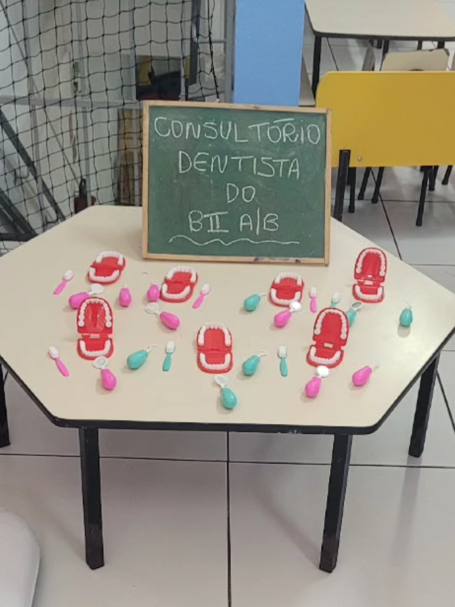 Proposta realizada no dia 07/03/2025. Consultório de dentista, incentivando a escovação.  Berçário 02 AB. Aprender sobre escovar os dentes de forma lúdica e interativa é essencial na educação infantil, pois contribui significativamente para o desenvolvimento saudável e integral das crianças. Ao ensinar as crianças a escovar os dentes de forma correta e divertida, estamos criando hábitos saudáveis que durarão toda a vida, além de promover a coordenação motora fina e o desenvolvimento das habilidades motoras. A aprendizagem lúdica sobre escovação dos dentes também ajuda as crianças a compreender a importância da saúde bucal, tornando-as mais conscientes e responsáveis pelo cuidado de seus dentes, e preparando-as para uma vida de hábitos saudáveis e bem-estar. Lembrando que sempre convidamos os pequenos a explorarem nossos espaços, mas respeitamos a vontade dos bebês e crianças em participar ou não das propostas.  #educaçãoinfantil #CEI #autonomia #exploração #berçário #minigrupo #CapCut 