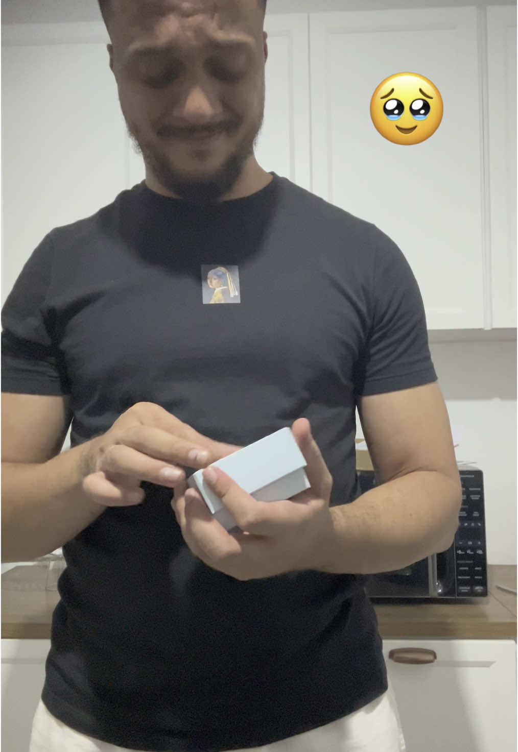 Dei de presente de aniversário um colar com a foto do irmão falecido do meu namorado. Agradeço à @nyarasemijoias pela atenção maravilhosa, tanto no atendimento pelo WhatsApp quanto pela rapidez na entrega. Loja incrível, nota 10/10.