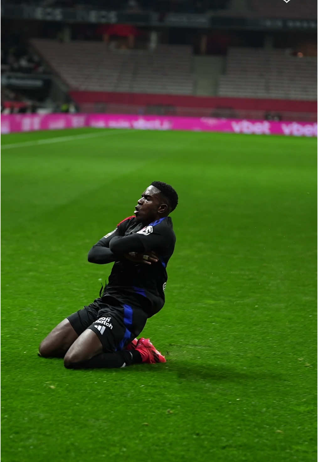 La lucarne d’Ernest Nuamah, la célébration, la cohésion 😍🔴🔵 C'est pour vous les Gones 😏 #goal #bts #ligue1