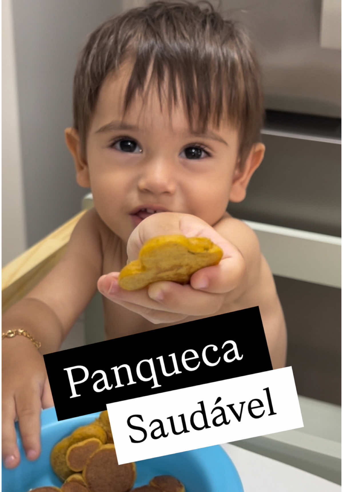 2 ovos  1 maçã cortada sem semente  1 cenoura pequena  1/2 xícara de farinha de trigo  1 colher de sopa de pó royal 