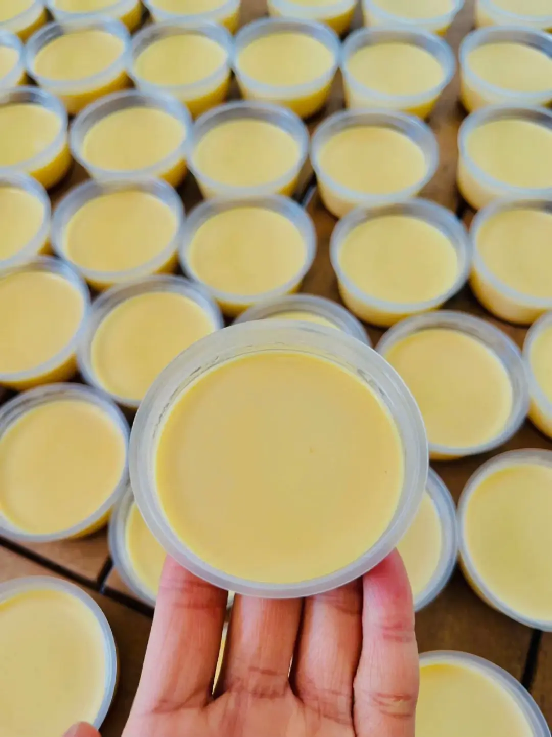 Bánh thành phẩm mịn, thơm, không rỗ, không tanh. 🌸 Nguyên liệu gồm: - 14 quả trứng gà - 1400ml sữa tươi không đường - 190gr sữa đặc - 150gr đường trắng - 40ml rich lùn - Caramel nấu sẵn - Vani 🌸 Cách làm: - Tách lòng trứng gà vào thau. - Đánh đều trứng. - Hoà tan hỗn hợp sữa tươi, sữa đặc, đường, kem béo Rich, vani. - Sau đó trộn lẫn hỗn hợp sữa trên với trứng đã đánh và khuấy đều. - Rây hỗn hợp trứng sữa trên 2-3 lần cho mịn. - Rót caramel vào hũ. - Sau đó rót hỗn hợp trứng sữa (đã rây mịn) vào hũ. - Xếp lần lượt hũ bánh vào nồi sao cho giữa các hũ có khe hở để hơi nước có thế bốc lên toả nhiệt đều. - Hấp lửa nhỏ khoảng 15-20 phút. Lưu ý, cứ 5 phút mở nắp nồi xả hơi 1 lần. - Tắt bếp, không mở nắp ngay mà ủ bánh từ 10-15 phút. - Chờ bánh nguội và bảo quản ở ngăn mát.  Vậy là hoàn thành rồi. ☺️ Chúc bạn thành công nha! ❤️ #banhflan #bepbanhbanmai #fyp #xh 