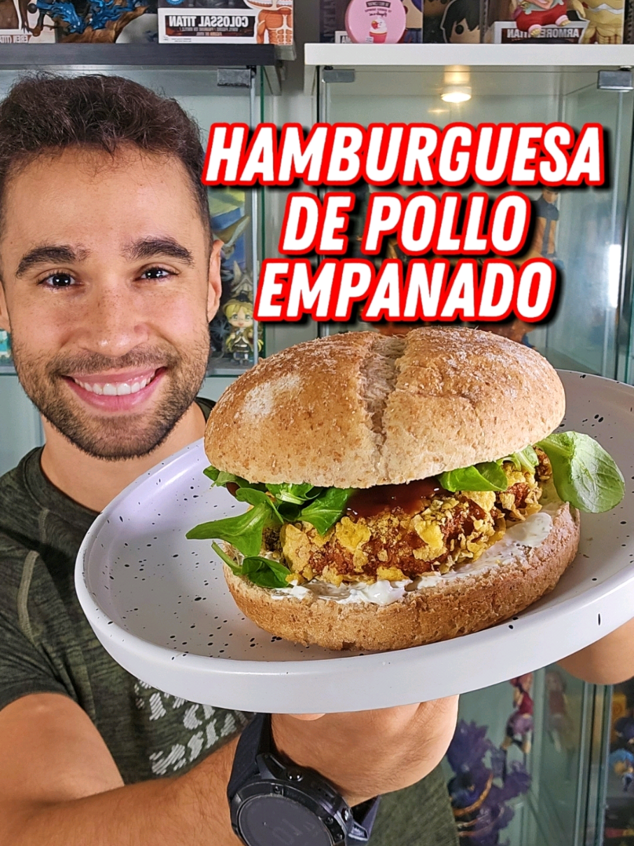 HAMBURGUESA DE POLLO EMPANADO AL AIRFRYER Pues prueba esta comida desde tu casa Agradecería mucho tu apoyo con un LIKE❤️ y un comentario 🔴-10% de descuento en toda la web de Prozis con mi cod: MAYDEN 🎁  Ingredientes (Para 1 hamburguesa) ●120g de pechuga de pollo ●Cebolla en polvo, ajo en polvo, sal, pimentón dulce o picante ●Corn flakes sin azúcar ●Lechuga ●Pan de hamburguesa integral ●15g de queso de untar a las finas hierbas ●Salsa Barbacoa zero sin azúcares (yo uso la de Prozis) 🔥Pasos ●Tritura la pechuga de pollo con sal, cebolla y ajo en polvo, pimentón dulce o picante. ●Haz la forma de hamburguesa con las manos ●Pásalo por corn flakes sin azúcar ●Mételo al Airfryer 15 minutos a 180º ●Prepara la hamburguesa con queso, lechuga y salsa ●¡Y A DISFRUTAR! 🔴¡ATENCIÓN!🔴 Una de las cosas más importantes a la hora de llevar una buena alimentación es el hecho de tener una flexibilidad que te permita mantener en el tiempo un buen estilo de vida. No todo es comer arroz pollo y brócoli. Por esta razón esta hamburguesa es una opción perfecta para comer en una etapa de pérdida de peso, ya que apenas tienes 500 calorías y su distribución de macronutrientes es muy buena. Esto quiere decir que no tiene una elevadísima cantidad de grasas de mala calidad como si tienen las hamburguesas de cadenas rápidas. Para hacer una plato más redondo, te recomiendo acompañar tu hamburguesa con una buena ración de verduras, puede ser ensalada u hortalizas salteadas al fuego. De esta forma aumentará el volumen del plato, la cantidad de agua y fibra, dándote más saciedad. 🧐 Información nutricional 510kcal Proteína 37g Carbohidratos 66g Grasas 10g #recetasfaciles #recetassaludables #recetasrapidas #comidareal #comidafit #comidafitness #comidasaludable #comidacasera #recetasvegetarianas #recetasniños #hamburguesa #hamburguesasaludable #hamburguesapollo #pollo 