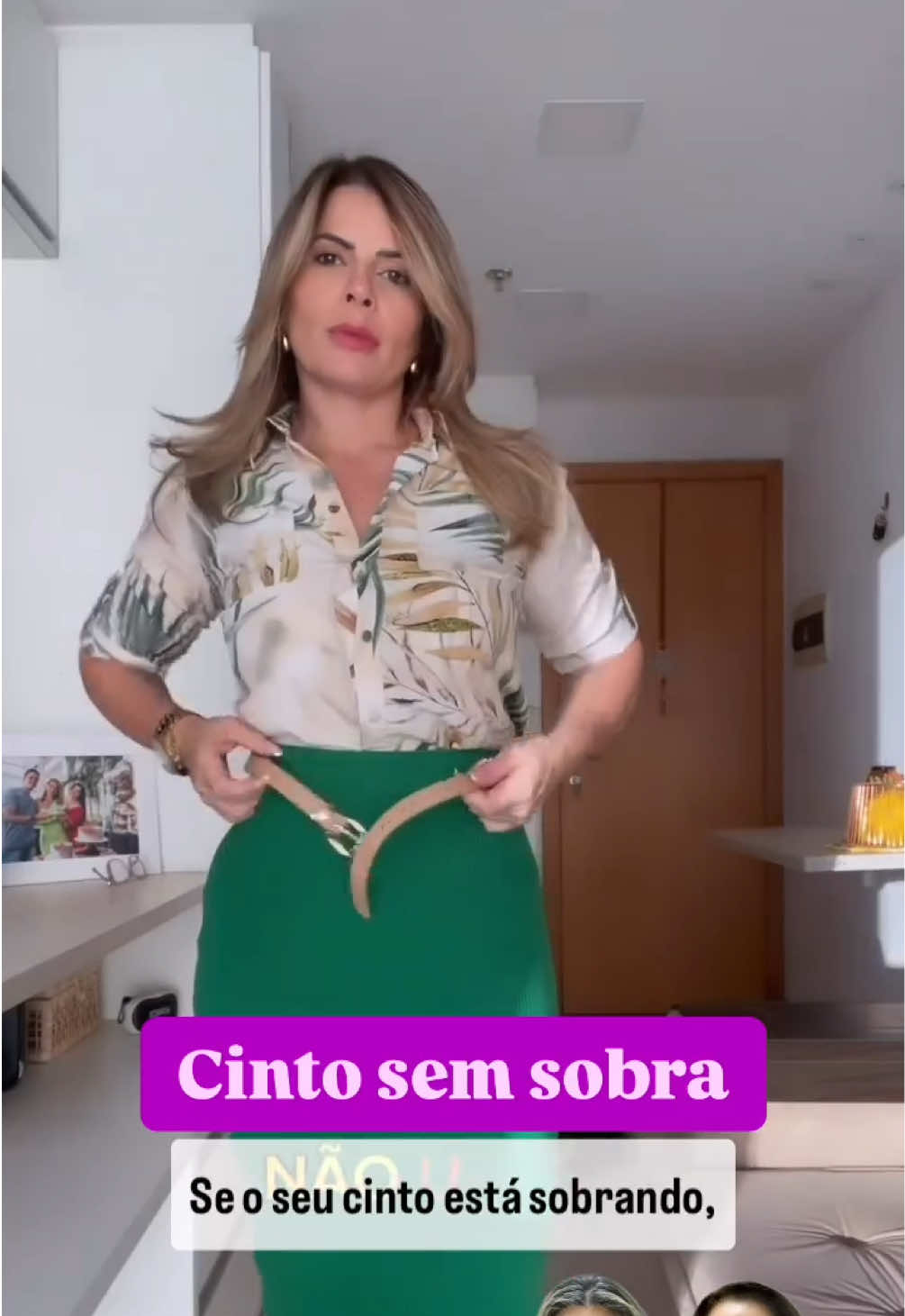 Truque de estilo para um look elegante! Se o seu CINTO está sobrando, pegue a ponta, dê uma volta por ele e encaixe no passante. Esse simples detalhe deixa o visual mais sofisticado. Gostou?  👍 Curta  📲Siga @dicasduplasantista 🔀Compartilhe Créditos: @sololiveroficiall Excelente trabalho! O seu conteúdo merece ser compartilhado. Parabéns!👏 ➡️Aos proprietários: Se não quiser que seu conteúdo seja remixado e publicado na nossa página por favor entre em contato conosco pela DM . Obrigada! A request to owners: If you do not want your content to be remixed and published on our page, please contact us via DM, and we will resolve or delete it immediately. Thank you🙏🏻🙌🏻#dicasduplasantista #cinto #truquedeestilo #look 