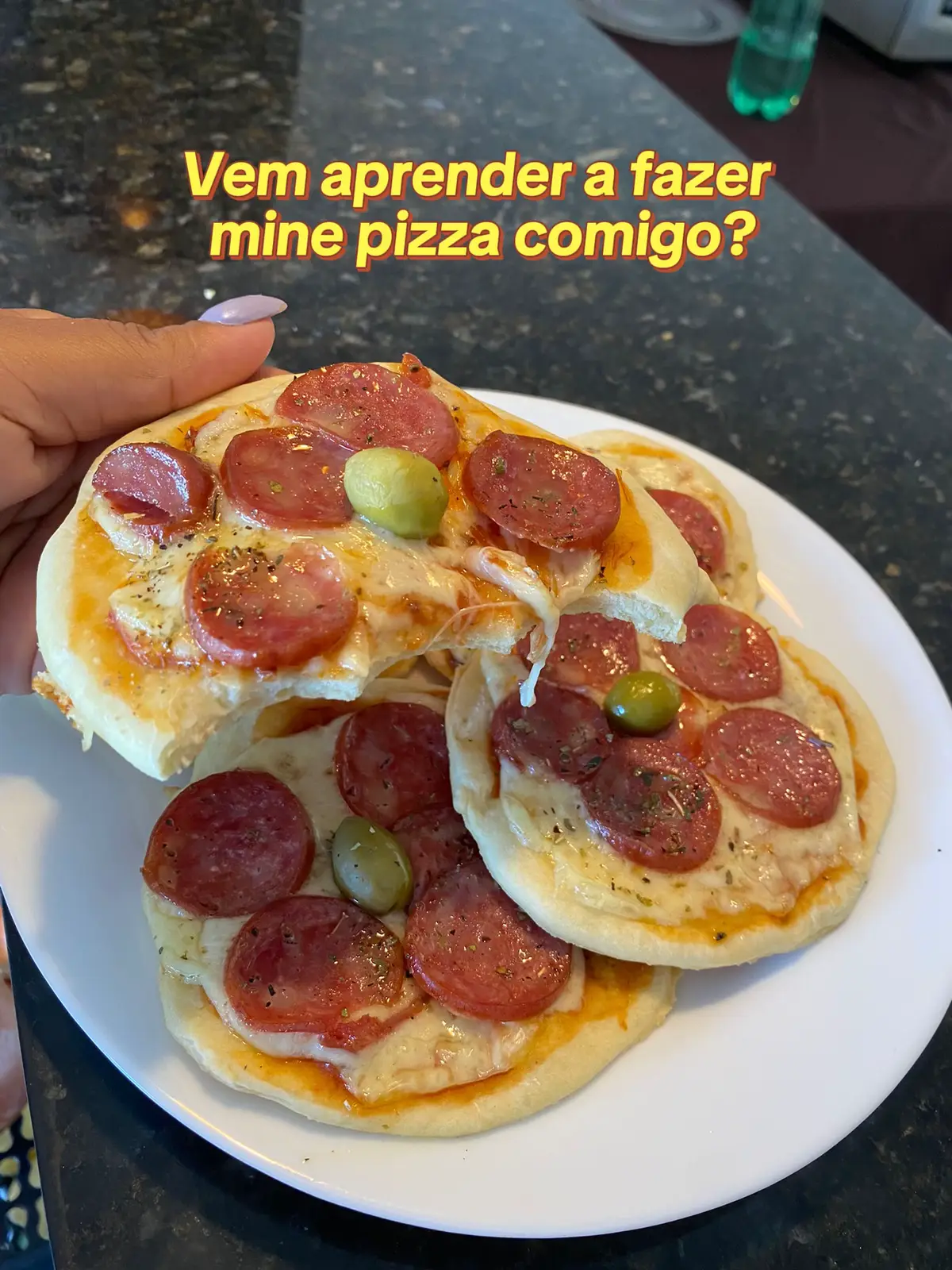 Receita: 200ml de água morna 1 ovo 60g de margarina derretida 1 pacotinho de fermento 10g 1 colher de chá de açúcar Meia colher de chá de sal Mistura tudo e adiciona 500g de farinha de trigo (vai adicionando aos poucos) Deixe a massa descansar por 1h Recheio à gosto deixa assar só a massa por 10 minutos. Depois mais 10 minutos ela recheada. #fyp #pizza #receitinhascaseiras #comida #lanche #pizzacalabresa 